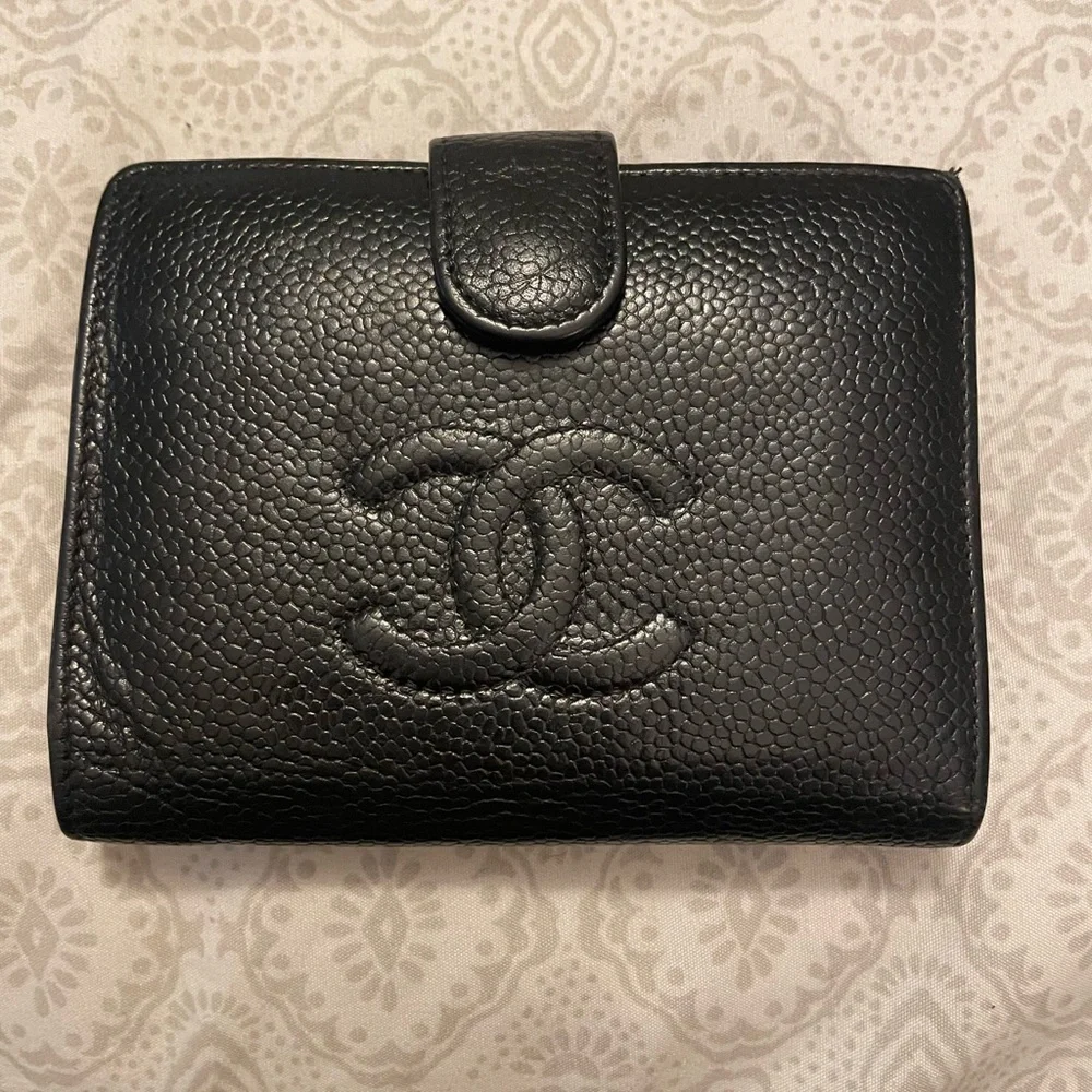 💕CHANEL
Caviar Kisslock Wallet - Picture 11 of 12